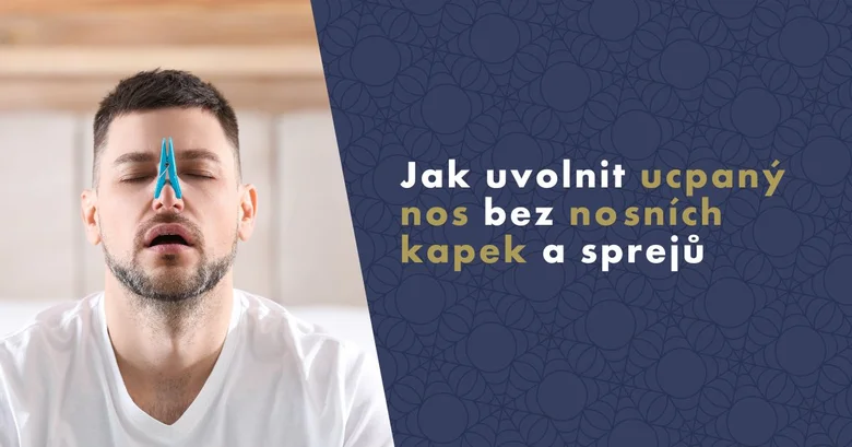 Muž s modrým rozšiřovačem nosu pro uvolnění ucpaného nosu