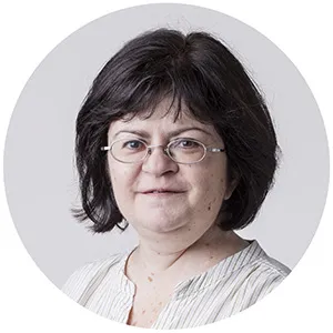 Portrét ženy s brýlemi pro článek o financování bydlení.