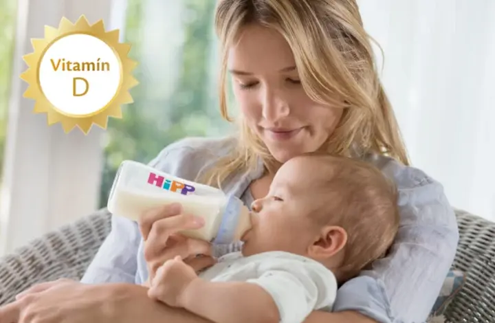 Matka krmití miminko fórmou s doplněním vitamínu D.