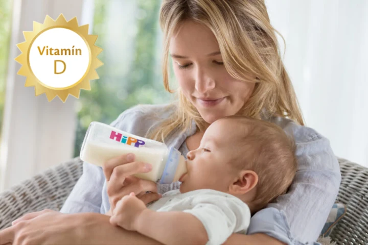 Matka krmití miminko fórmou s doplněním vitamínu D.