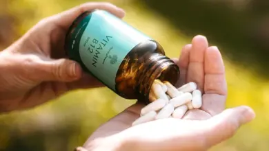 Ručník s kapslemi vitamínu B12 z lahvičky venku.