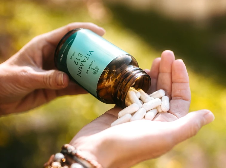Ručník s kapslemi vitamínu B12 z lahvičky venku.