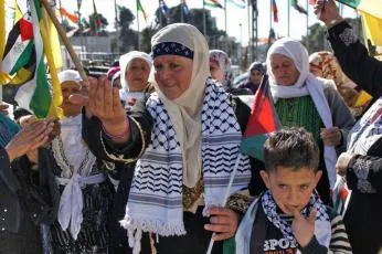 Palestinci s vlajkami na demonstraci v Izraeli