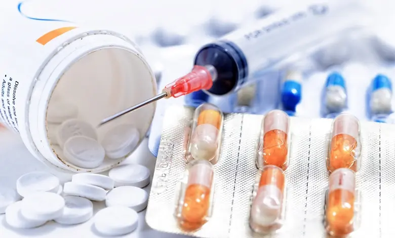 Bílé tablety, kapsle a jehla – obecná medicína bez steroidů.