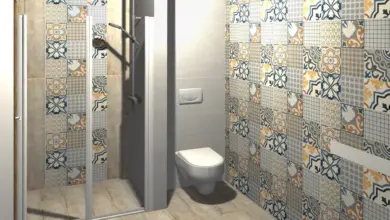 Malá koupelna s barevnými dlaždicemi v geometrickém vzoru