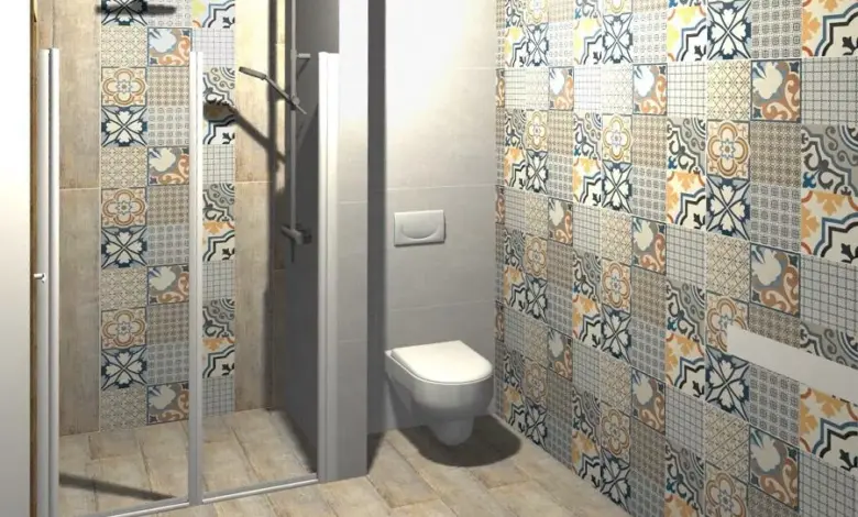 Malá koupelna s barevnými dlaždicemi v geometrickém vzoru