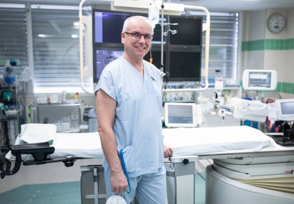 Lékař v nemocničním pokoji s lékařským vybavením