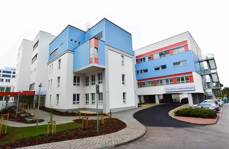 Moderní budova porodnice s parkovištěm v Českých Budějovicích