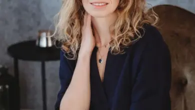 Žena sedící v křesle jako ilustrace pro článek o ekzému.