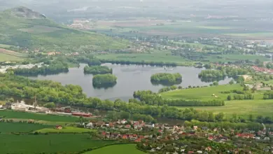 Pohled na Žernosecké jezero s ostrovy a okolní vesnicemi.