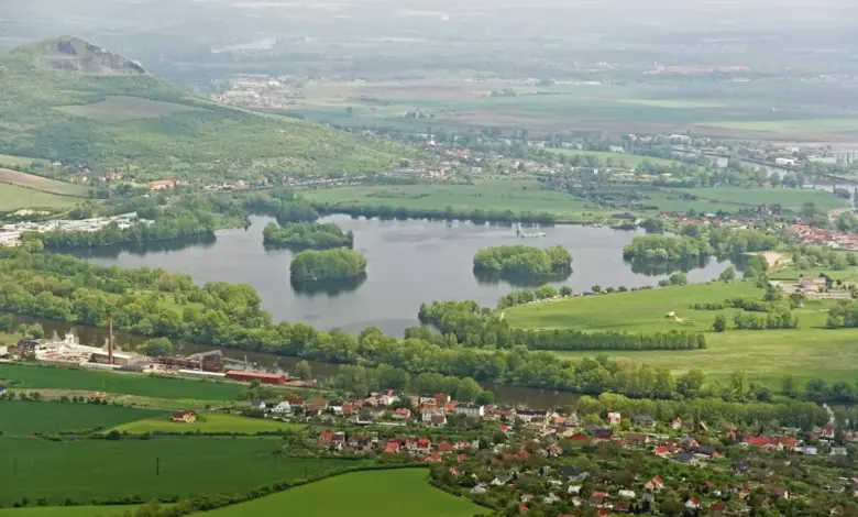Pohled na Žernosecké jezero s ostrovy a okolní vesnicemi.