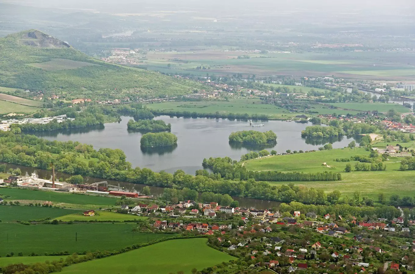 Pohled na Žernosecké jezero s ostrovy a okolní vesnicemi.