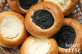 Korvové rohlíky s bílým a černým plnivem v košíku.