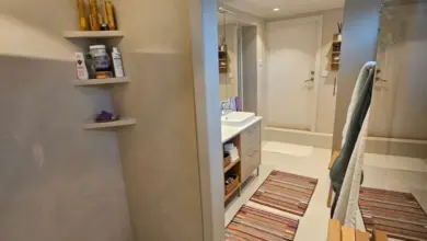 Moderní koupelna s mikrocementem v sprchovém koutu a na podlaze.